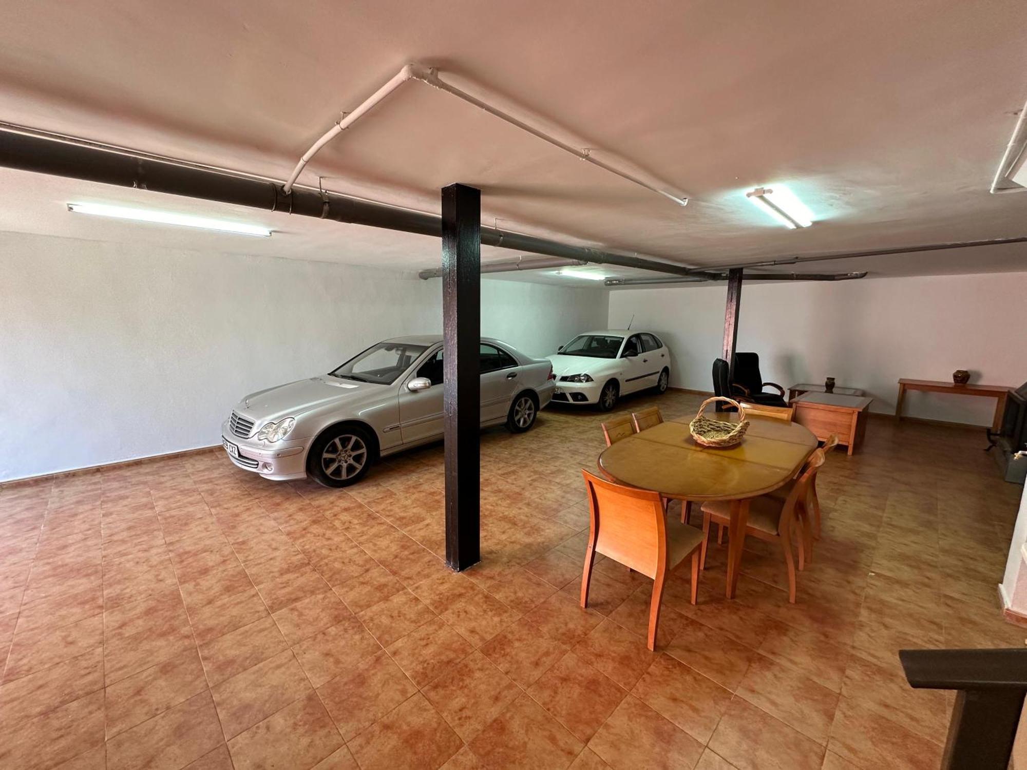 Casa Grande De Tres Plantas Con Parking Gratis Villa Linares  Exterior photo