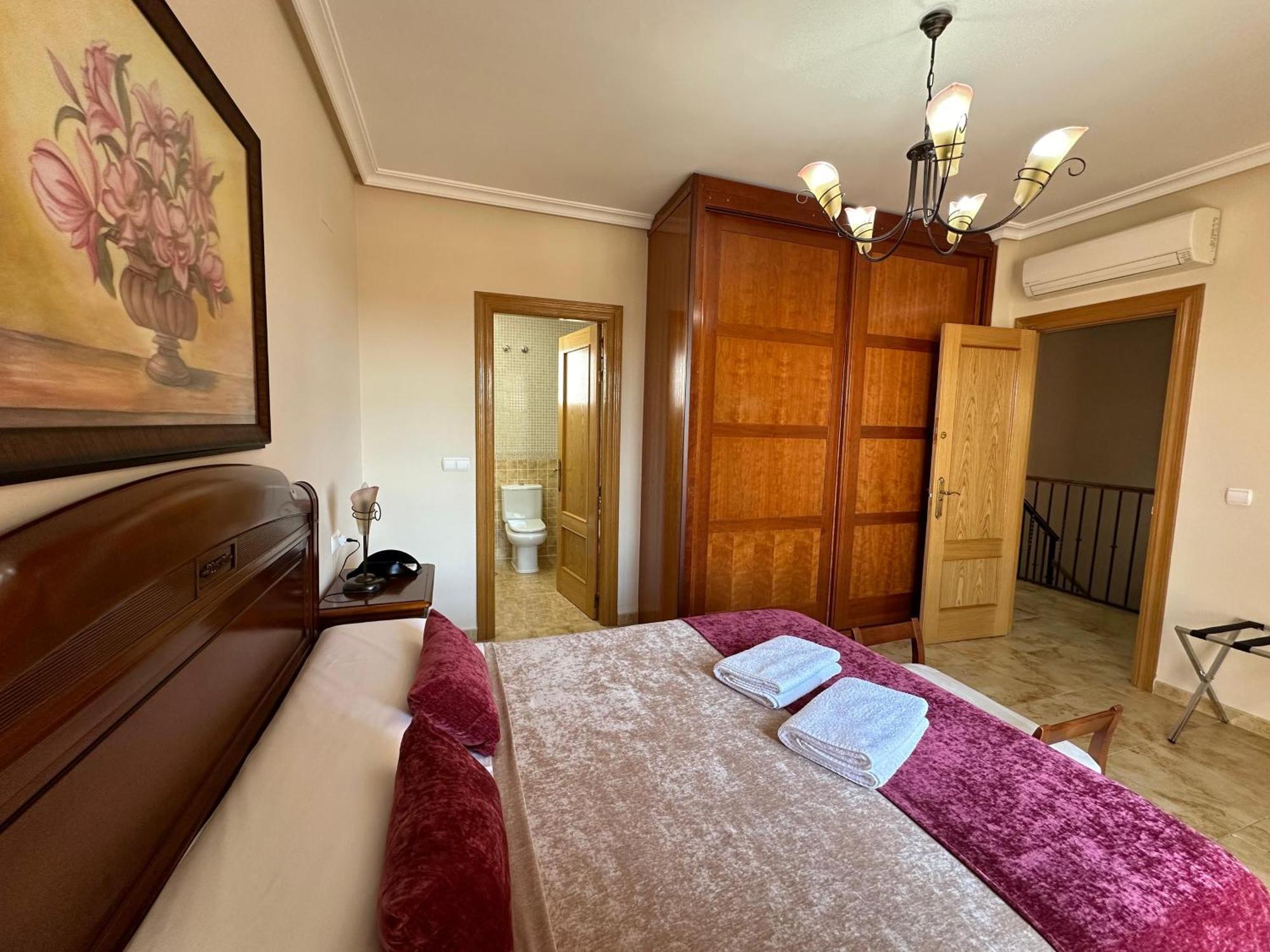 Casa Grande De Tres Plantas Con Parking Gratis Villa Linares  Exterior photo