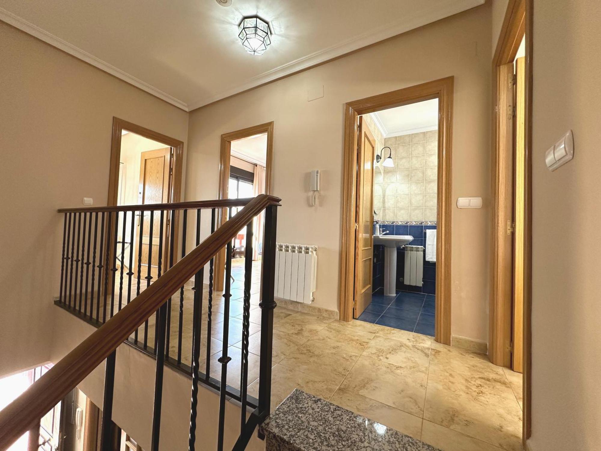 Casa Grande De Tres Plantas Con Parking Gratis Villa Linares  Exterior photo