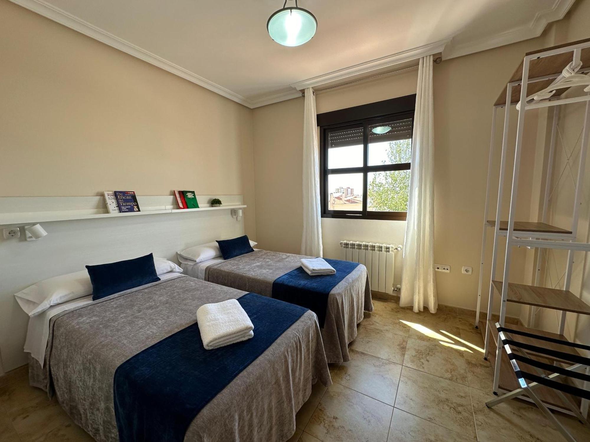 Casa Grande De Tres Plantas Con Parking Gratis Villa Linares  Exterior photo