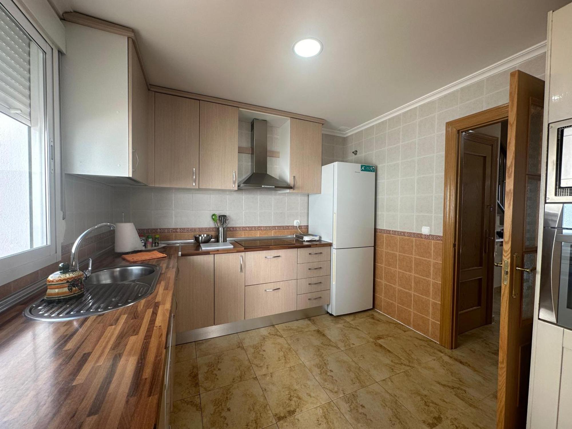 Casa Grande De Tres Plantas Con Parking Gratis Villa Linares  Exterior photo