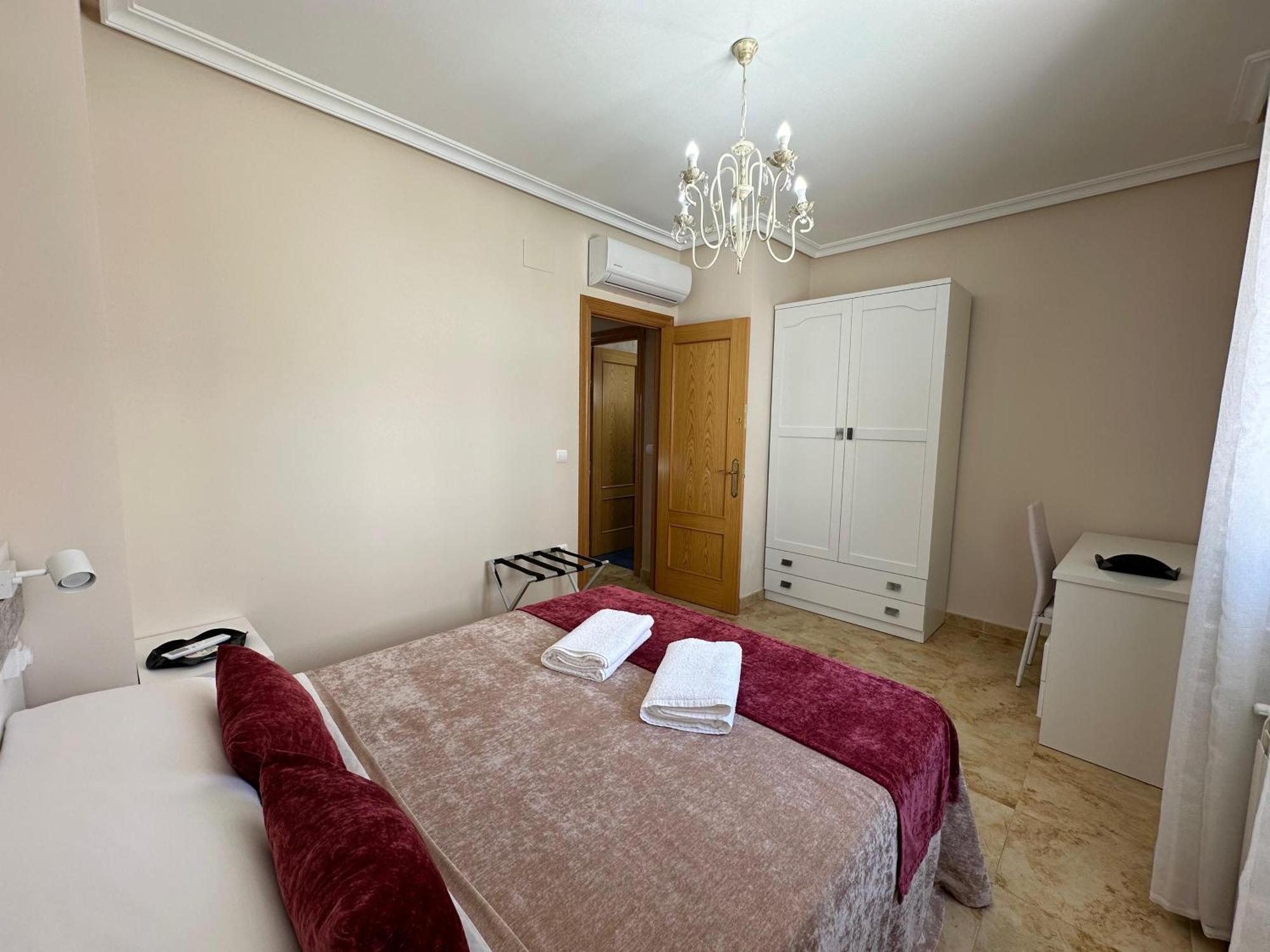 Casa Grande De Tres Plantas Con Parking Gratis Villa Linares  Exterior photo