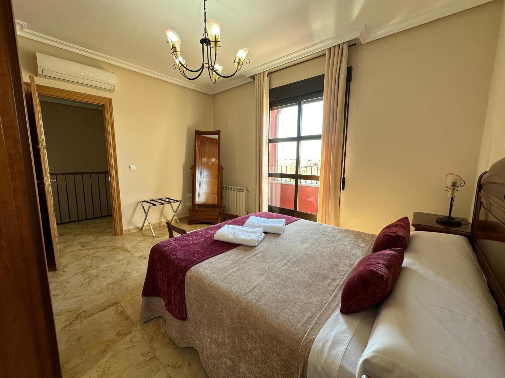 Casa Grande De Tres Plantas Con Parking Gratis Villa Linares  Exterior photo